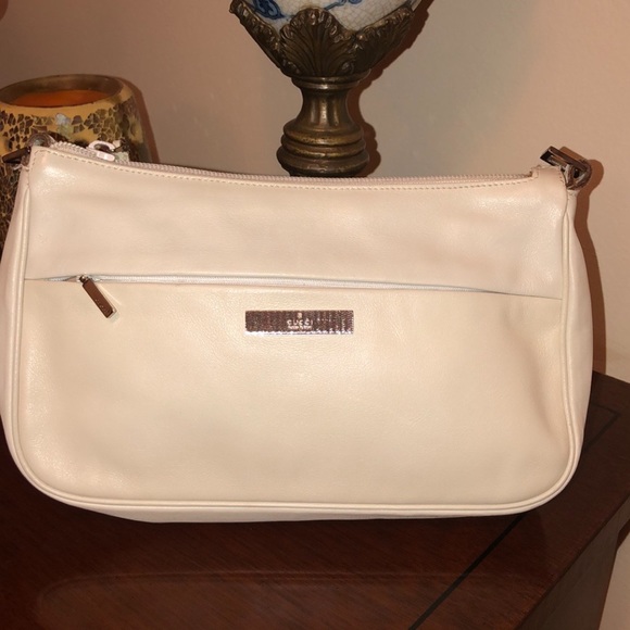 Gucci Handbags - 💃 💯% Auth Gucci White Leather Bag.